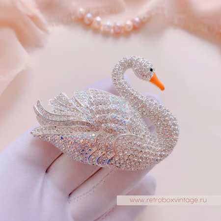 JOAN RIVERS Брошь «Белая лебедь»