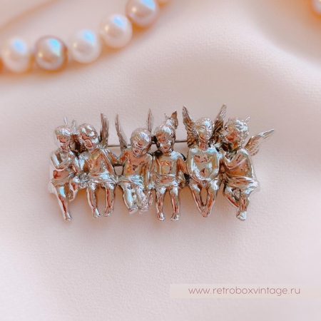 EDGAR BEREBI Брошь-пин «Шесть ангелов в ряд: серебро» EDGAR BEREBI Брошь-пин «Шесть ангелов в ряд: серебро»