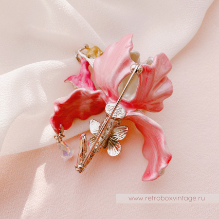 KIRKS FOLLY Брошь «Розовый ирис с феей, бабочкой и капелькой росы»