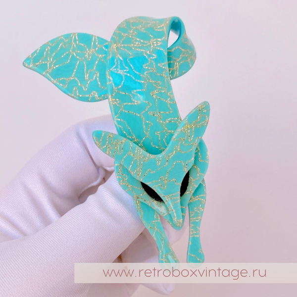 LEA STEIN Брошь "Лиса голубая: зимняя сказка с золотыми нитями" черные глазки