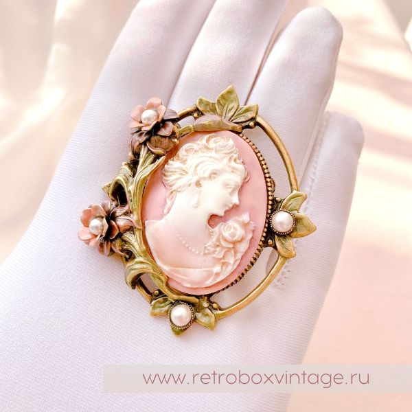 SWEET ROMANCE Брошь "Камея в цветах"