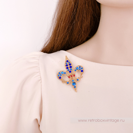 MONET Брошь «Королевский флер де лис» синими кабошонами (в коробке)