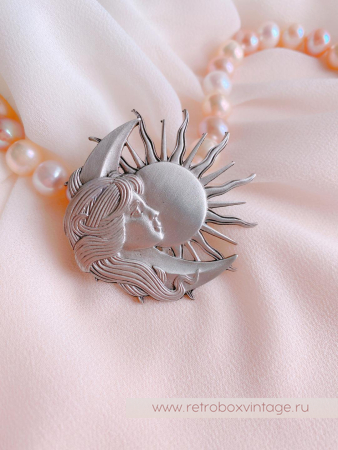 JJ / JONET JEWELRY Брошь «Девушка луна и солнце»