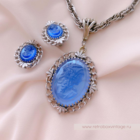 WHITING AND DAVIS Комплект «Голубые камеи» ожерелье и клипсы