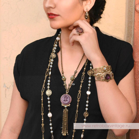 SWEET ROMANCE Ожерелье «Богиня: круглая инталия аметист» с кисточкой SWEET ROMANCE Ожерелье «Богиня: круглая инталия аметист» с кисточкой