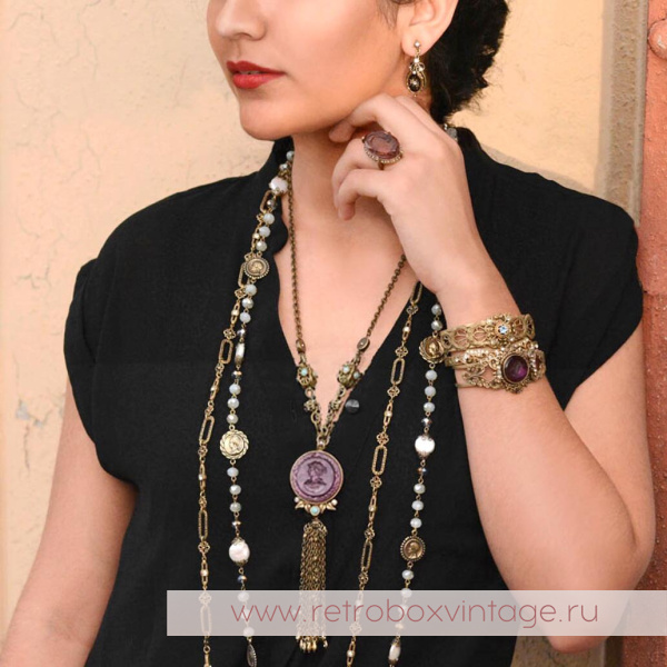 SWEET ROMANCE Ожерелье «Богиня: круглая инталия аметист» с кисточкой