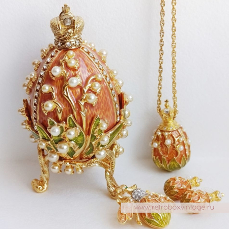 В коллекции выпущены серьги, кулон на цепочке, брошь и шкатулка (фото из интернета)