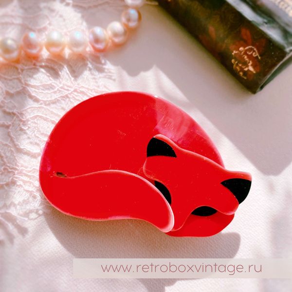 LEA STEIN Брошь «Спящая кошка Гомина: руж кутюр» красная с черными глазками