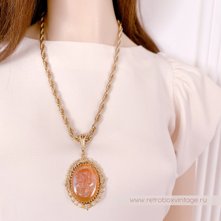 WHITING AND DAVIS Кулон на цепочке "Медовая камея"