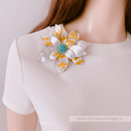 ALEXIS BITTAR Брошь "Серебристо-белый цветок с медовыми вензелями" бирюза, серебро, люцит