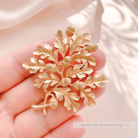 TRIFARI Брошь «Дубовая веточка с желудями: золото»