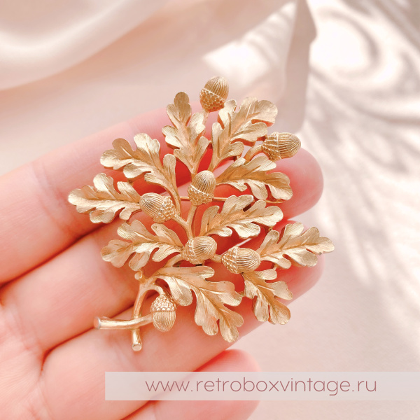 TRIFARI Брошь «Дубовая веточка с желудями: золото»