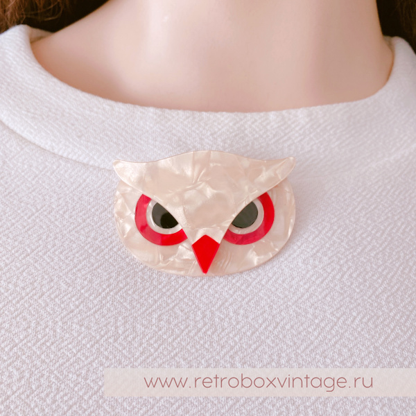 LEA STEIN Брошь «СОВА АФИНА: СВЕТЛЫЙ ШЕЛК» сливочно-перламутровая с красным клювом