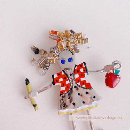 CARRETTE BY GANZ Брошь «Кудряшка учительница»