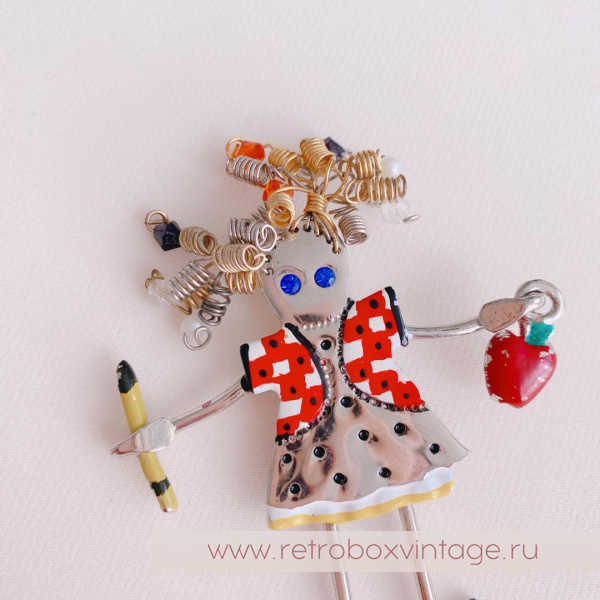 CARRETTE BY GANZ Брошь «Кудряшка учительница»