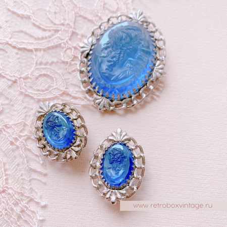WHITING AND DAVIS Комплект «Секрет Афродиты: голубые камеи» брошь и клипсы