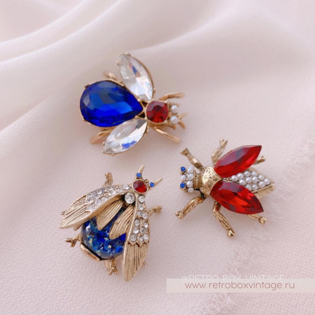SWEET ROMANCE Трио брошей «Пчелки полевых цветов: сине-красные в золоте» (3 шт)