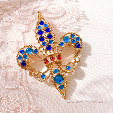 MONET Брошь «Королевский флер де лис» синими кабошонами (в коробке)