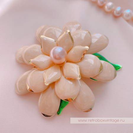 JOAN RIVERS Брошь «Пудрово-бежевая гардения»