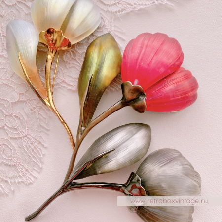 Брошь выпускалась в разных оттенках (на фото только для примера)