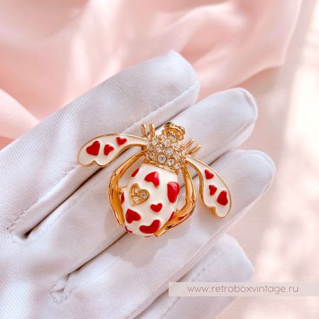 JOAN RIVERS Брошь "Любовная пчелка" с алыми сердцами
