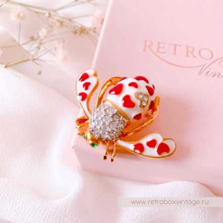 JOAN RIVERS Брошь "Любовная пчелка" с алыми сердцами