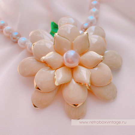 JOAN RIVERS Брошь «Пудрово-бежевая гардения»