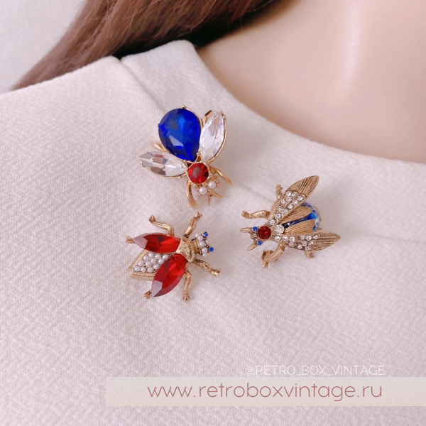 SWEET ROMANCE Трио брошей «Пчелки полевых цветов: сине-красные в золоте» (3 шт)