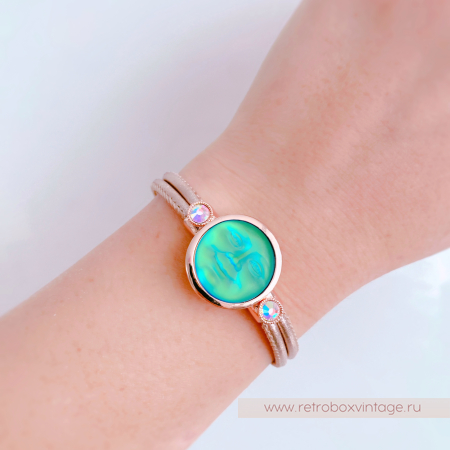 KIRKS FOLLY Браслет «Лунный свет: изумрудный хамелеон в розовом золоте на кожаном ремешке»