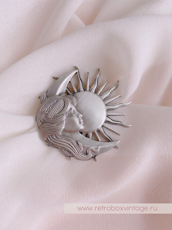 JJ / JONET JEWELRY Брошь «Девушка луна и солнце»