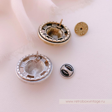 SWEET ROMANCE Брошь-пин «Медальон со львом: бронза» с кристаллами по кругу SWEET ROMANCE Брошь-пин «Медальон со львом: бронза» с кристаллами по кругу