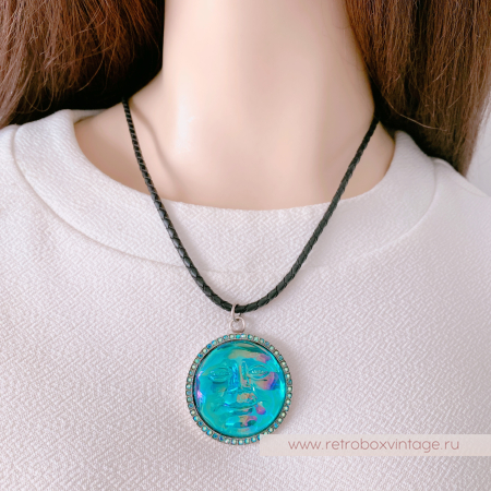 KIRKS FOLLY Кулон на кожаном шнуре "Лунная гладь: изумрудная водяная луна в серебре"