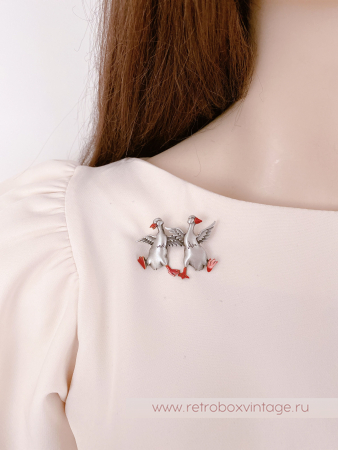 JJ / JONET JEWELRY Брошь "Два веселых гуся"