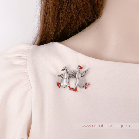 JJ / JONET JEWELRY Брошь "Два веселых гуся"