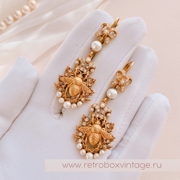 ASKEW LONDON Серьги "Имперская пчела с короной и жемчугом" бант, левербек ASKEW LONDON Серьги "Имперская пчела с короной и жемчугом" бант, левербек