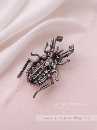 VERA WANG Брошь «Кристальный жук»