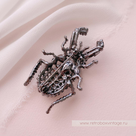 VERA WANG Брошь «Кристальный жук» VERA WANG Брошь «Кристальный жук»