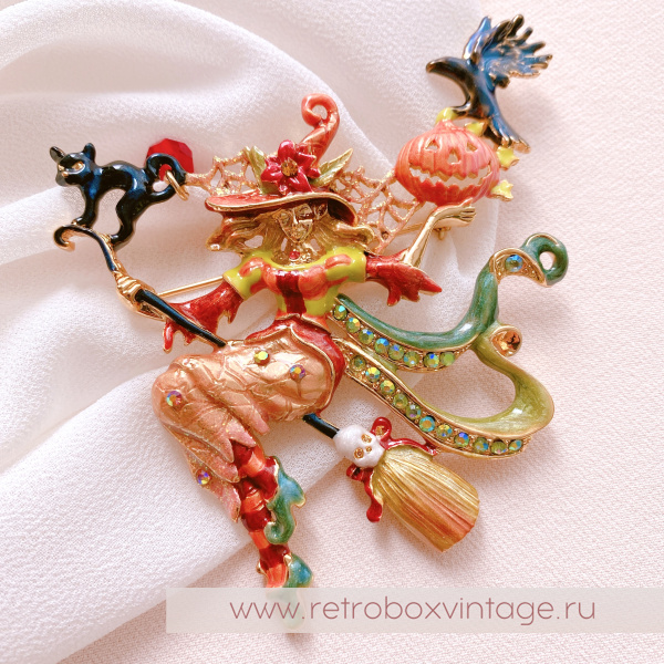 KIRKS FOLLY Брошь-кулон на бусах «Веселая фея-ведьмочка с тыквой"