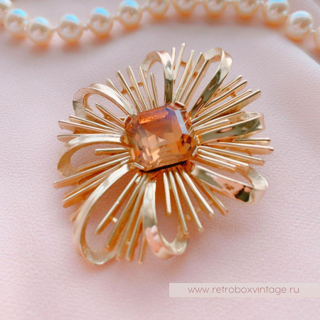 TRIFARI Комплект "Сияние звезды: бежевый кристалл в золоте" брошь и клипсы