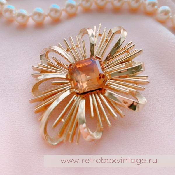 TRIFARI Комплект "Сияние звезды: бежевый кристалл в золоте" брошь и клипсы