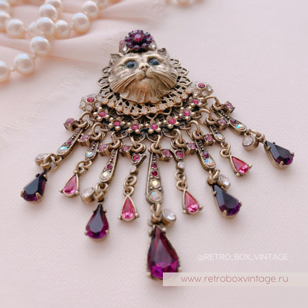 SWEET ROMANCE Брошь «Королева кошек: розово-пурпурные кристаллы»