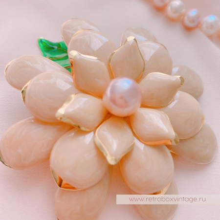 JOAN RIVERS Брошь «Пудрово-бежевая гардения»