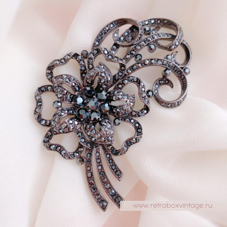 NOLAN MILLER Брошь «Дымчатый ажурный цветок»