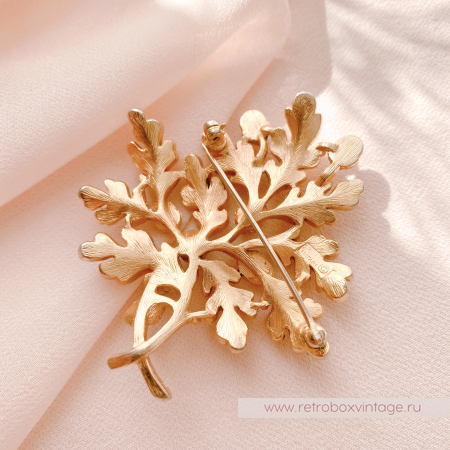 TRIFARI Брошь «Дубовая веточка с желудями: золото»