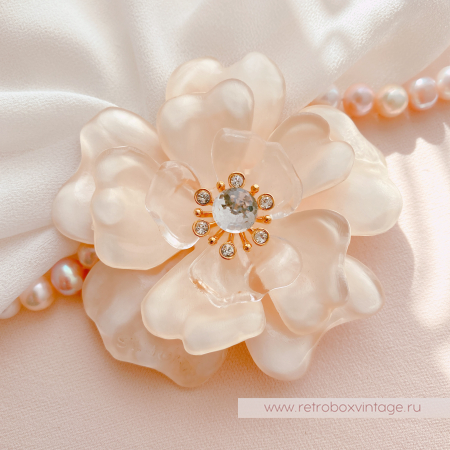 ST. JOHN Брошь «Нежная камелия»