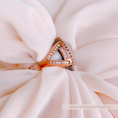 KIRKS FOLLY Кольцо «Спящий ангел: персиково-голубой в бронзе»