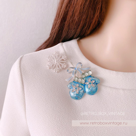 NAPIER Брошь «Голубые рукавички»