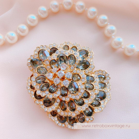 CINER Брошь «Дымчатая фиалка»