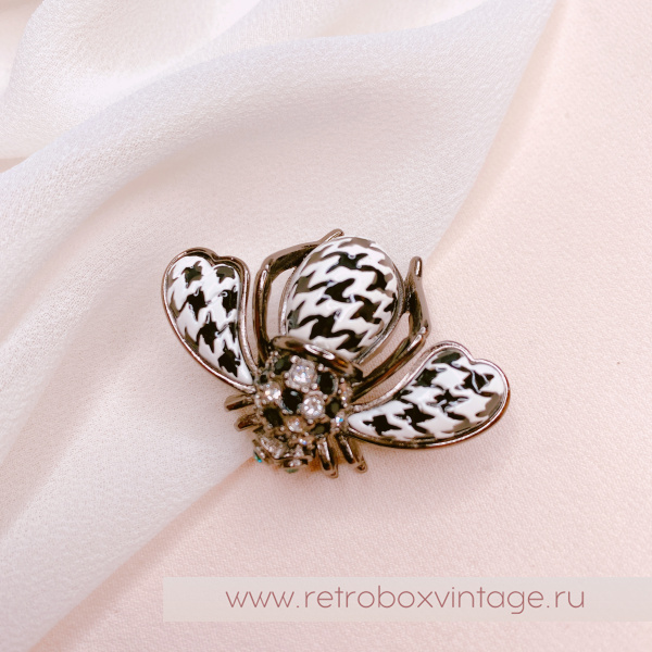 JOAN RIVERS Брошь "Пчелка в стиле Шанель: белая гусиная лапка"