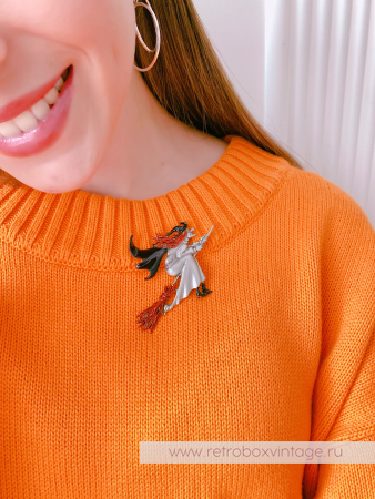 JJ / JONET JEWELRY Брошь "На шабаш: ведьмочка на метле" эмаль